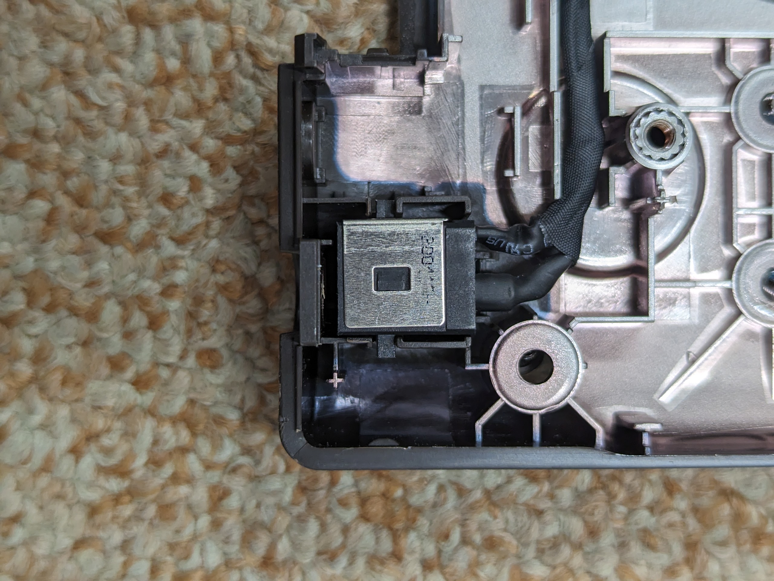 ノートパソコン電源プラグに異物混入取り出し修理_NH90/D2 FMVN90D2B