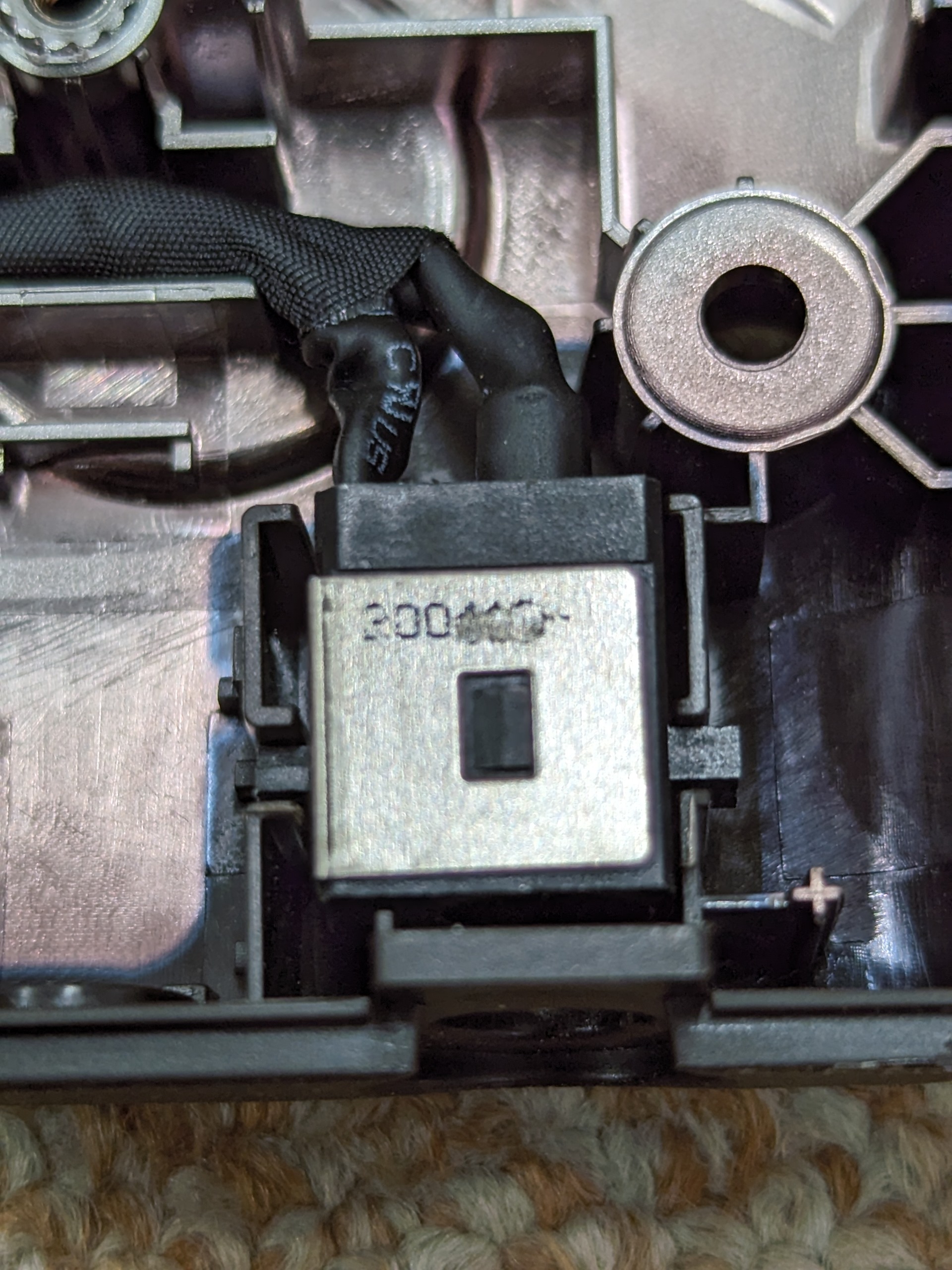 ノートパソコン電源プラグに異物混入取り出し修理_NH90/D2 FMVN90D2B