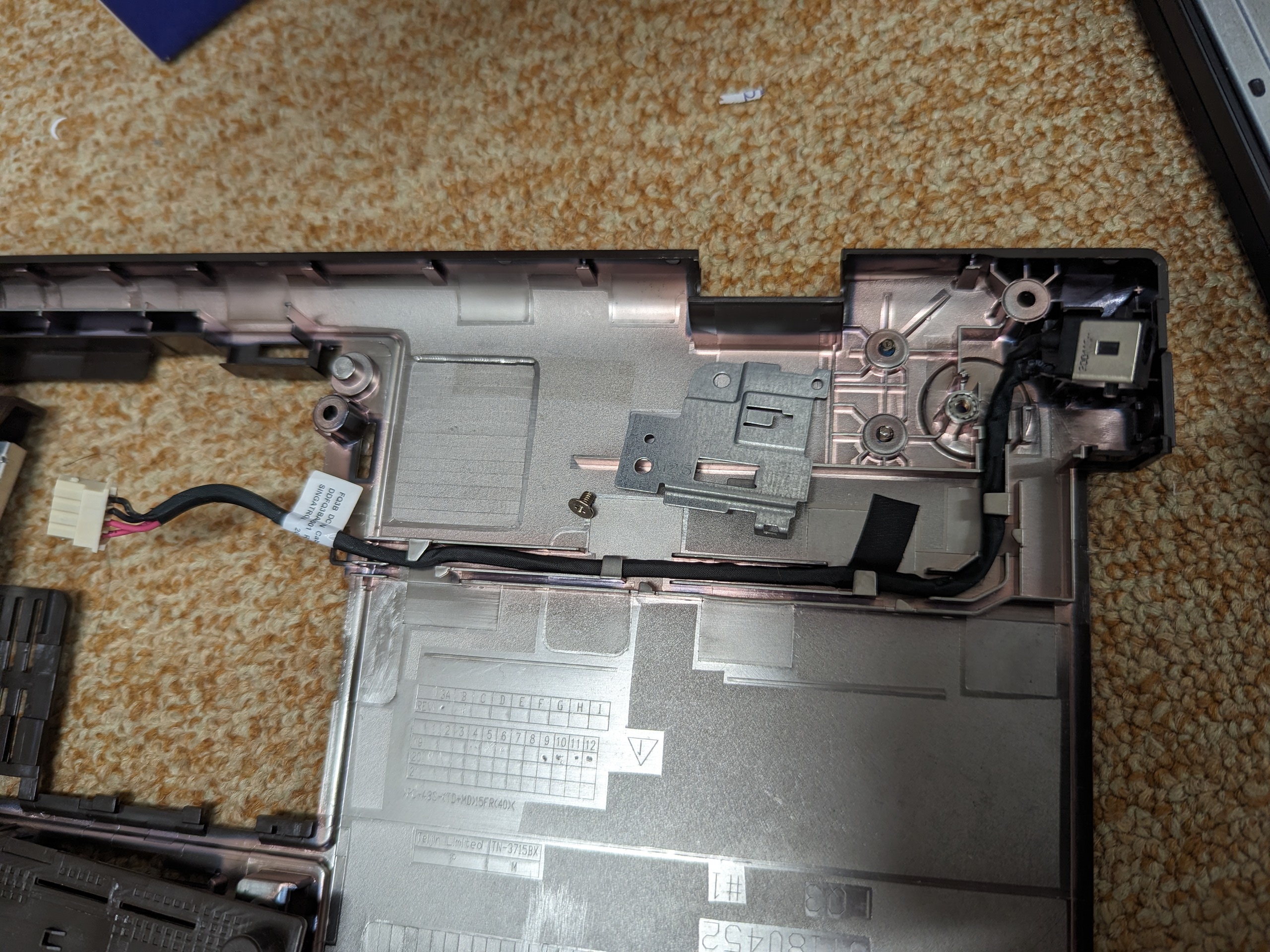 ノートパソコン電源プラグに異物混入取り出し修理_NH90/D2 FMVN90D2B