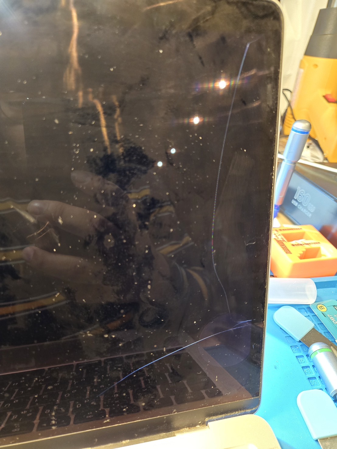 Apple Macbook AIR 2020 A2337 液晶割れによる新品液晶パネル交換修理