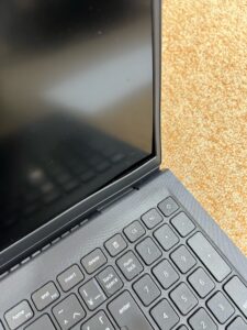 DELL Vostro 15 3510 テカリ ゴム足欠損 DELL vostro 15 3510ノートパソコンヒンジ破損修理 付け根部分の補強
