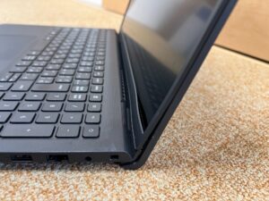 DELL Vostro 15 3510 テカリ ゴム足欠損 DELL vostro 15 3510ノートパソコンヒンジ破損修理 付け根部分の補強